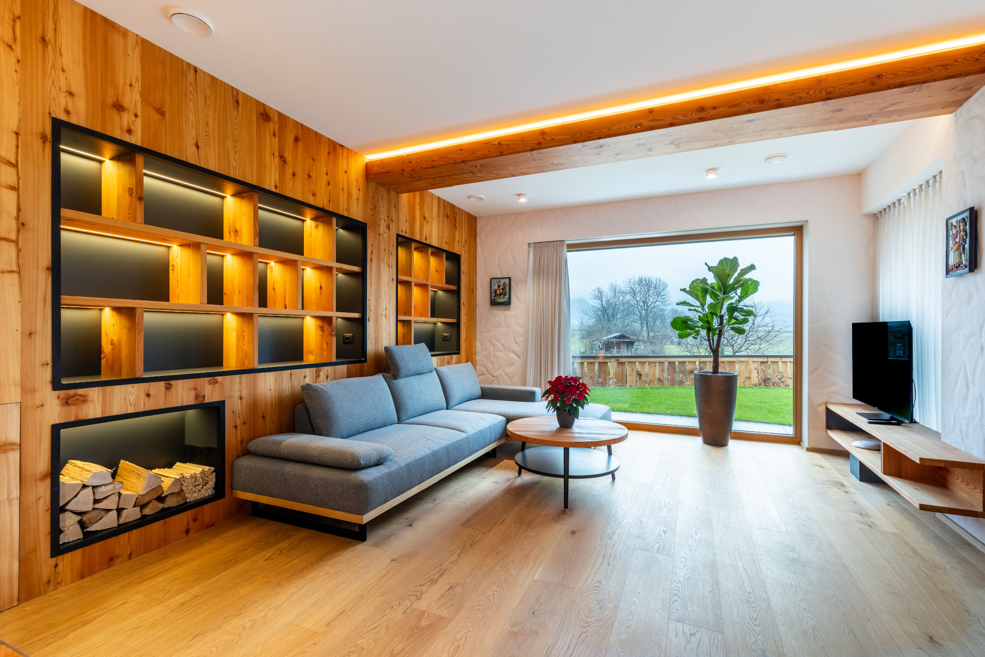 Sedežna garnitura PAVIA LUX v sivi tkanini. ></div><div id= Kraljevsko udobje sedežne garnoiture PAVIA LUX